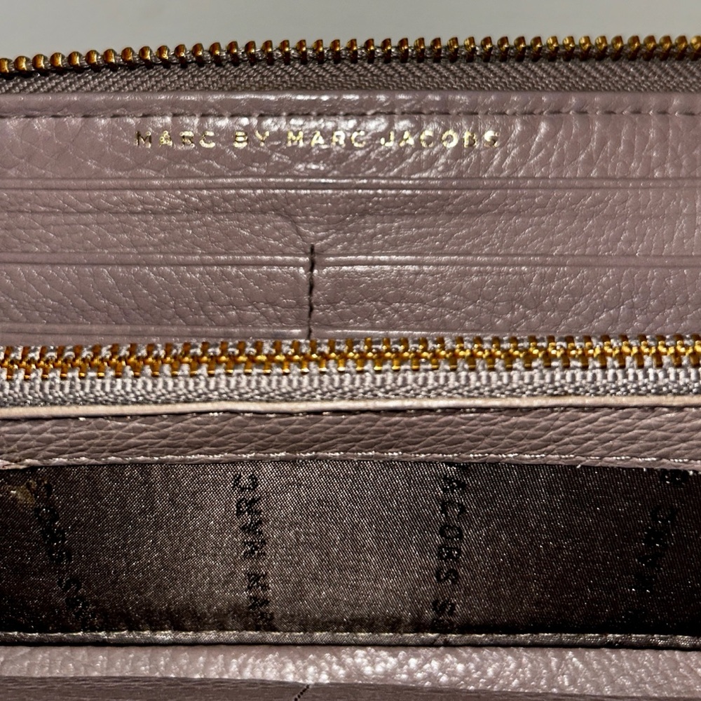 Clean Vintage Marc by Marc Jacobs Q
Slim Zip Around Wallet - Picture 9 of 10
